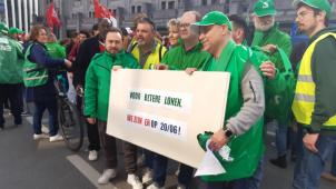 <p>„Für bessere Löhne - Wir sind dabei am 20. Juni.“ Gewerkschaftsprotest vor dem Sitz der FEB am Freitag</p>