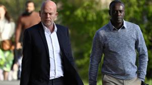 <p>Ousmane Dia (r.), der Vater von Sanda, trifft in Begleitung seines Anwalts am Gerichtsgebäude in Hasselt ein.</p>