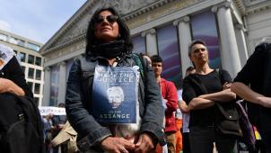 <p>Mehrere hundert Menschen protestieren in Brüssel gegen die Auslieferung von Julian Assange.</p>