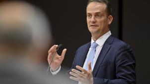 <p>Die Ausgaben steigen, die Einnahmen sinken. Dazwischen tut sich eine wachsende Finanzierungslücke auf: Oliver Paasch im PDG.</p>