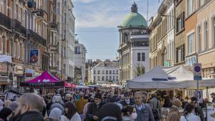<p>Blick auf einen Markt in Molenbeek</p>