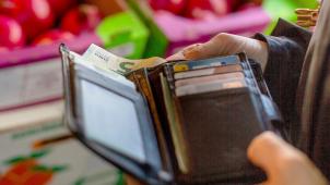 <p>Zum ersten Mal seit Januar 2021 zieht die Inflation nicht weiter an. Aber die Lebensmittelpreise sind weiter gestiegen.</p>