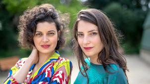 <p>Naïri Badal und Adélaïde Panaget geben sich der Kunst großer Klavier-Klassiker hin.</p>