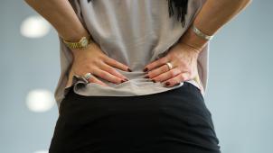 <p>Das Problem betrifft längst nicht mehr nur Menschen, die schwere körperliche Arbeit verrichten.</p>