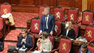 <p>Gregor Freches (Bildmitte) legte am Freitagmorgen im Senatsplenum den Eid auf die Verfassung ab.</p>