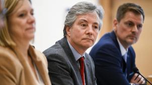 <p>Die Ombudsmänner Jérôme Aass (M.) und David Baele (r.) überreichten am Montag der Kammervorsitzenden Eliane Tilieux ihren Jahresbericht 2021</p>