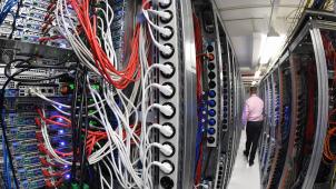 <p>Blick in einen Serverraum in einem Rechenzentrum eines Internetdienstanbieters. Die Auswirkungen der Digitalisierung auf das Klima sollen fünfmal positiver sein als der gesamte digitale CO2-Fußabdruck.</p>