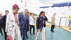 <p>Das belgische Königspaar beim Betreten des Schiffes nach Revithoussa.</p>