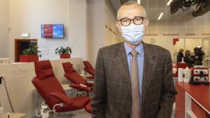 <p>Kritische Lage: Der föderale Gesundheitsminister Frank Vandenbroucke besuchte am Mittwochmorgen das Blutspendezentrum des Roten Kreuzes in Brüssel.</p>