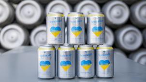 <p>Das Chernigivske-Bier präsentiert sich in silbernen Dosen.</p>