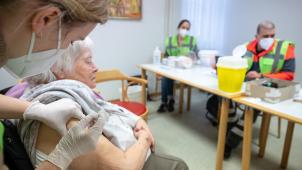 <p>Corona-Impfung in einem Alten- und Pflegeheim.</p>