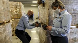 <p>Zollbeamte suchen im Antwerpen Hafen eine Schiffsladung nach Drogen ab.</p>