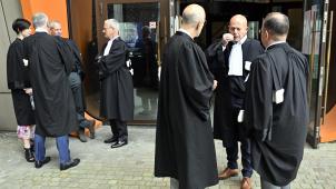 <p>Die Rechtsanwälte John Maes (3R), Sven Mary (2R) und Eric Boon (R) bei der Eröffnung des Prozesses gegen die 18 Mitglieder des Studentenclubs Reuzegom, die mit dem Tod von Sanda Dia in Verbindung gebracht werden, vor dem Strafgericht im Justizpalast von Hasselt am 22. April 2022.</p>