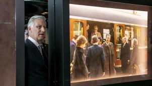 <p>König Philippe - hier beim Rundgang durch die Sonderschau „Royals &amp; Trains“ - gilt als großer Bewunderer der belgischen Eisenbahn und deren Geschichte.</p>
