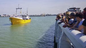 <p>Sänger Arno auf seiner letzten Reise, bevor seine Asche ins Meer gestreut wurde.</p>