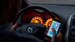 <p>Das Handy am Steuer ist eine Gefahrenquelle: Ein Viertel aller Unfälle passiert, weil Fahrer abgelenkt sind.</p>