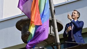 <p>Symbolik par excellence: Premier Alexander De Croo hisst die Regenbogenfahne am Amtssitz der Regierung in der Rue de la Loi in Brüssel.</p>