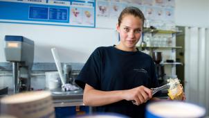 <p>Besonders in den Sommermonaten jobben viele Studenten.</p>