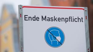 <p>Ab Montag ist das Tragen eines Mundschutzes nicht mehr vorgeschrieben in Bussen und Bahnen sowie in Alten- und Pflegeheimen.</p>