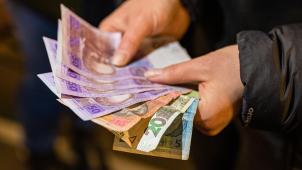 <p>Eine Frau hält ukrainische Geldscheine in die Kamera: Viele Geflüchtete hätten Schwierigkeiten, die Landeswährung Hrywnja in Belgien umzutauschen.</p>