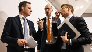 <p>Der liberale Premier De Croo (l.) mit seinen Stellvertretern von CD&amp;V und PS, Vincent Van Peteghem (M.) und Pierre-Yves Dermagne. Die Atmosphäre im Vivaldi-Kabinett ist bisweilen recht aufgeheizt.</p>