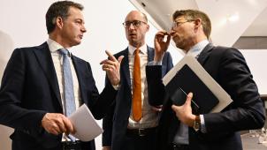 <p>Regierungschef Alexander De Croo mit den Vizepremiers Vincent Van Peteghem und Pierre-Yves Dermagne (v.l.n.r.)</p>