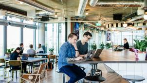 <p>Vor allem junge Selbstständige in freien Berufen arbeiten häufig als Eine-Person-Betrieb in Coworking Spaces.</p>