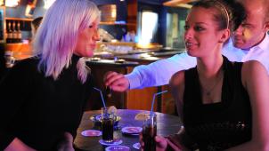 <p>Drink Spiking: Heimlich werden K.O.-Tropfen in ein Getränk gegeben.</p>