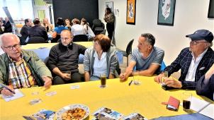 <p>Der Monschauer Hilmar Weber (links) diskutierte über Probleme im Grenzgebiet mit Eupener Bürgerinnen und Bürgern.</p>