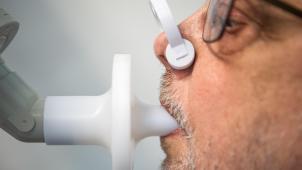 <p>Ein Patient sitzt in einer Klinik, in der Long-Covid-Patienten behandelt werden, zur Überprüfung seiner Lungenfunktion in einem Bodyplethysmographen.</p>