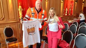 <p>Eines der Gesichter der BOB-Sommerkampagne ist Celine Van Ouytsel, Miss Belgien 2020. Sie zeigt, zusammen mit einem Vertreter der föderalen Polizei, die speziell entworfenen T-Shirts.</p>