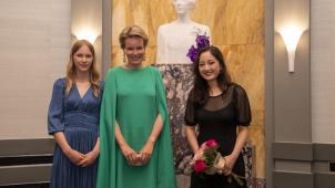 <p>Prinzessin Eleonore, Königin Mathilde von Belgien und Gewinnerin Hayoung Choi nach der letzten Sitzung des Königin-Elisabeth-Cello-Wettbewerbs 2022</p>