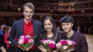 <p>Der Drittplatzierte Marcel Johannes Kits, die Gewinnerin Hayoung Choi und der Zweitplatzierte Yibai Chen (v.l.) durften nach der Verkündung der Resultate einen Blumenstrauß in Empfang nehmen.</p>