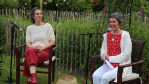 <p>Gastgeberin Michaela Schumacher-Fank (r.) mit Vorleserin Line Lerho (l.).</p>