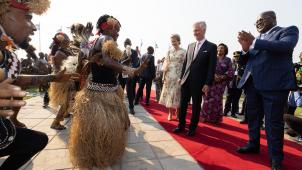 <p>König Philippe und Königin Mathilde wurden am Dienstagnachmittag bei ihrer Ankunft in Kinshasa mit allen Ehren und großer Begeisterung empfangen. Ein Bataillon kongolesischer Soldaten, eine Militärkapelle, Tänzer und natürlich Präsident Félix Tshisekedi (r. im Bild), samt einer Reihe politischer und religiöser Würdenträger, begrüßten die belgische Delegation.</p>