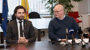 <p>An der Seite von Parteichef Bouchez (l.) kündigte Jean Luc Crucke am 10. Januar dieses Jahres seinen Rücktritt als wallonischer Haushaltsminister an.</p>