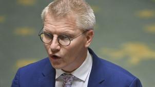 <p>In der Kammer wurde Regierungschef Alexander De Croo, der das Königspaar im Kongo begleitet, von Ecolo-Vizepremier Georges Gilkinet vertreten. Im Übrigen sind derzeit neun von 15 Regierungsmitgliedern im Ausland unterwegs.</p>