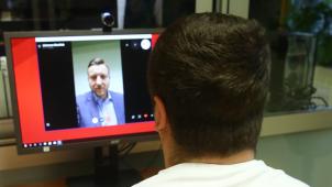 <p>Ein Strafgefangener spricht mit einem Justizbeamten über Skype in der Justizvollzugsanstalt Hohenleuben.</p>