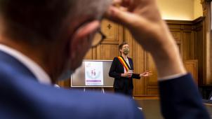 <p>Diese Aufnahme zeigt Catherine Moureaux bei einer Pressekonferenz im Jahr 2021 im Impfzentrum von Molenbeek</p>