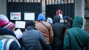 <p>Asylbewerber warten vor dem Fedasil-Anmeldezentrum im „Petit-Château“ in Brüssel.</p>