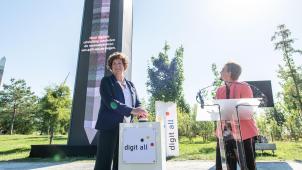 <p>Start der Kampagne gegen digitale Ausgrenzung: Ministerin Petra De Sutter (l.) und „Digital Champion“ Saskia Van Uffelen.</p>