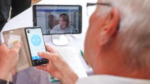 <p>Telemedizin: Ein Patient spricht über einen Videoanruf via Tablet mit seinem Hausarzt.</p>