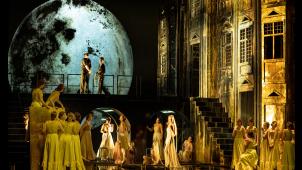 <p>Eine modern zeitlose Inszenierung in einem atemberaubenden Bühnenbild</p>