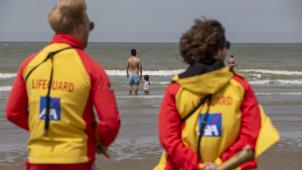 <p>Einige Strandabschnitt an der Küste sind überwacht, das heißt es sind Rettungsschwimmer anwesend, die über die Sicherheit der Menschen wachen.</p>
