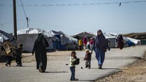 <p>Frauen und Kinder im Camp Roj im Nordosten Syriens.</p>