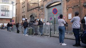 <p>Asylsuchende stehen vor dem Aufnahmezentrum „Petit Chateau“ in Brüssel Schlange.</p>