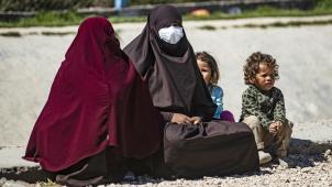 <p>Frauen und Kinder im Lager Al-Roj, wo Angehörige von mutmaßlichen IS-Kämpfern gefangen gehalten werden.</p>