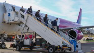 <p>Passagiere mit Mundschutz verlassen eine Maschine am Flughafen Charleroi</p>