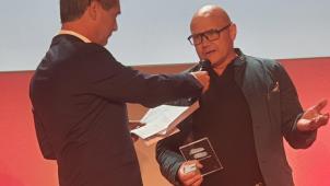 <p>Wurde für seine aufwendige Recherchearbeit nach der Flutkatastrophe belohnt: GE-Chefredakteur Oswald Schröder (hier im Gespräch mit VTM-Nachrichtensprecher Stef Wauters).</p>