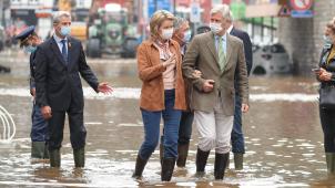 <p>Königin Mathilde und König Philippe haben im Nachgang an die Flut betroffene Gemeinden, wie hier Pepinster, besucht.</p>
